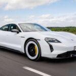 El Porsche Taycan ha recibido una actualización significativa, mejorando tanto su eficiencia como su rendimiento. Con la batería opcional de 105 kWh Performance Battery Plus, las versiones de entrada del Taycan ahora pueden alcanzar hasta 711 km (422 millas) de autonomía con una sola carga. Este modelo, que continúa siendo un referente en el mundo de los vehículos eléctricos deportivos, combina su potencia excepcional con una autonomía que rivaliza con los mejores del mercado. Los modelos más deportivos, como el Taycan Turbo GT, ofrecen un rendimiento aún más impresionante, pero la autonomía sigue siendo destacable en todos sus variantes.