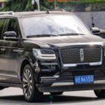 El Lincoln Navigator es otro ejemplo de un SUV de lujo que, aunque ofrece un rendimiento impresionante y una completa experiencia de confort, experimenta una alta tasa de depreciación. Aunque inicialmente su precio es elevado, el valor de reventa de este modelo puede caer rápidamente. La razón principal de esta depreciación es el costo de propiedad elevado, que incluye combustible, mantenimiento y seguros. Esto hace que el Navigator pierda atractivo para aquellos interesados en mantener su valor a largo plazo.