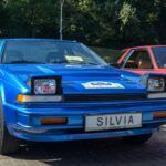Mientras que los modelos S13 y S14 de la Nissan Silvia son conocidos por su popularidad en el mundo del drifting, el S12 merece más atención por su diseño innovador y su motor turboalimentado CA18ET de 135 caballos de fuerza. Este modelo de la década de 1980 se destacó por su estética angulosa, inspirada en el estilo 