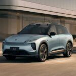 NIO es una marca que ha revolucionado el mercado con su tecnología de intercambio de baterías, permitiendo a los usuarios reemplazar las baterías de sus vehículos en lugar de esperar por una carga completa. Este sistema no solo optimiza el tiempo de recarga, sino que también demuestra la capacidad de NIO para innovar en términos de conveniencia para el usuario. Además de la tecnología, NIO también se enfoca en ofrecer vehículos eléctricos de lujo, combinando diseño, rendimiento y sostenibilidad. Con modelos como el ES8 y el ET7, NIO está liderando el mercado de los SUV eléctricos premium.