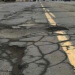 Cada bache que golpeas es como una sorpresa para la suspensión de tu coche. Rines doblados, ruedas desalineadas y llantas dañadas son consecuencias comunes. Además, la dirección de tu vehículo también puede verse afectada. Cuando te enfrentes a un bache, reduce la velocidad, evítalo si es posible y cuida tu suspensión y ruedas de futuros daños.