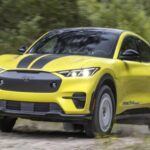 El Tesla Model Y sigue siendo el SUV eléctrico de dos filas más destacado en 2025. Su rendimiento impresionante y autonomía de hasta 515 km (según la versión) lo hacen ideal para viajes largos. Además, cuenta con la ventaja de poder recargar en la red de Supercargadores de Tesla. Sin embargo, su diseño y controles siguen siendo su talón de Aquiles. Para quienes prefieren una opción más equilibrada, el Ford Mustang Mach-E es otra excelente alternativa, con una autonomía de hasta 515 km y una conducción igualmente deportiva.