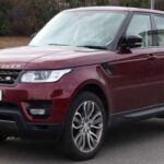 Aunque el Range Rover de estos años ofrece una presencia imponente y lujosa, las reparaciones pueden resultar costosas y complejas. Los problemas de motor prematuros y fallos en los frenos son comunes, con repuestos de alto costo y largos tiempos de espera para reparaciones. Estas demoras no solo son inconvenientes, sino que pueden interferir con citas médicas, traslados a la casa de los nietos y viajes de temporada. Las características de lujo, aunque atractivas, incluyen suspensiones de aire complejas y sensores electrónicos que se desgastan con el tiempo y pueden convertirse en costosos rompecabezas, lo que convierte a estos modelos en una opción arriesgada para una jubilación tranquila.