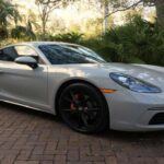El Porsche 718 Cayman, con su manejo preciso y su atractivo compacto, ha sido una opción popular para los entusiastas de los autos deportivos. Sin embargo, con la transición de Porsche hacia la electrificación, la versión de combustión interna está siendo retirada. Aunque no es por falta de apreciación, los conductores están dejando el Cayman en anticipación a lo que Porsche ofrecerá en el futuro. La evolución automotriz está llevando a los compradores a mirar más allá de los vehículos con motores tradicionales hacia la nueva ola de autos eléctricos.