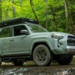 Si hay un SUV que ha logrado destacarse por su durabilidad y valor de reventa, es el Toyota 4Runner. Con un asombroso 75,1% de retención de valor tras cinco años, este modelo sigue siendo la opción preferida por aquellos que buscan un vehículo todoterreno confiable. El 4Runner, con su motor V6 de 270 caballos de fuerza, se mantiene fuerte en el mercado gracias a su indestructibilidad. Si bien su consumo de combustible puede no ser el mejor (17 MPG combinado), su reputación y el mantenimiento razonable de solo $2,182 durante cinco años lo hacen una inversión de largo plazo que sigue valiendo la pena.
