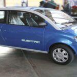 El ZENN Electric Car es un ejemplo de cómo un diseño extremadamente minimalista puede hacer que un coche se vea más como un juguete que como un vehículo real. Con su cuerpo pequeño y cuadrado, que apenas podía acomodar a dos personas, el ZENN parecía más un carrito de golf que un coche eléctrico en toda regla. Su aspecto parecía sacado de un mundo donde la funcionalidad primaba por encima de cualquier noción de estilo, lo que llevó a muchos a considerarlo más como una broma que como una alternativa real para la movilidad urbana.