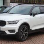 Precio inicial: $41,945
El Volvo XC40 es una opción compacta en el mercado de SUV de lujo, que combina el diseño minimalista y funcional de Escandinavia con una practicidad diaria inmejorable. Car and Driver le otorgó una calificación de 9.5 sobre 10, destacando su manejo preciso, el interior bien pensado y la lista de características de asistencia al conductor de serie. Con su estilo sobrio y elegante, el XC40 es perfecto para quienes buscan lujo y funcionalidad en un solo paquete.