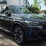 El BMW iX es una opción de lujo para quienes buscan un SUV eléctrico que combine innovación y alto rendimiento. Con hasta 324 millas de autonomía y una aceleración de 0 a 60 mph en menos de 5 segundos, el iX ofrece una experiencia de conducción excepcional. Su diseño futurista y su interior premium lo convierten en una alternativa excelente para los compradores que desean lujo, tecnología avanzada y rendimiento en un solo paquete. El BMW iX se presenta como un rival digno para el Tesla Model Y en el mercado de los SUV eléctricos de alta gama.