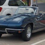 El Chevrolet Corvette Sting Ray Convertible 1963 es otro ejemplo de un convertible que ha dejado huella. Con su fibra de vidrio que lo hacía ligero y su suspensión independiente que lo dotaba de una maniobrabilidad excepcional, el Sting Ray marcó una nueva era para los autos deportivos americanos. El diseño agresivo y sus faros ocultos aún son una firma que lo hace inolvidable.
