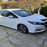 El Nissan Leaf, uno de los modelos más conocidos en el mercado de los EV, ha sufrido durante años problemas con la degradación prematura de la batería. Esto se debe a la ausencia de un sistema de refrigeración líquida, lo que resulta en un sistema de refrigeración pasiva que no es capaz de mantener la batería a una temperatura óptima. Como consecuencia, la batería tiende a sobrecalentarse, lo que reduce su vida útil y afecta gravemente la autonomía del vehículo.