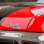 El barniz es una capa protectora que se aplica sobre la pintura del coche, mejorando su brillo y ofreciendo una protección adicional. Sin embargo, esta capa también puede ser vulnerable a desprenderse si no se aplica correctamente o si se expone a condiciones adversas. El mantenimiento adecuado de esta capa es esencial para garantizar su eficacia. Lavar y encerar el coche regularmente ayuda a mantener las propiedades protectoras del barniz y a evitar que los factores ambientales erosionen tanto el barniz como la pintura.