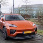 Con el Porsche Macan EV, la marca alemana ha demostrado que sabe cómo trasladar la excelente performance de sus deportivos al mundo eléctrico. Con un interior espacioso, rendimiento impresionante y una autonomía sorprendente, este SUV eléctrico se coloca como un competidor formidable. La combinación de su desempeño similar al Porsche Taycan, con la versatilidad de un SUV, hace del Macan EV una opción única para quienes desean un SUV eléctrico con alma deportiva y capacidad diaria.