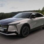 El DS No 8 es el SUV eléctrico que lidera la gama de la marca francesa, con una autonomía de 749 km (466 millas) gracias a su batería de 98,2 kWh. Además de su impresionante alcance, el modelo ofrece dos versiones de potencia: la de 276 CV en tracción delantera y una versión de 345 CV en tracción total. Con una capacidad de carga rápida de hasta 160 kW, este SUV permite una carga más rápida y un tiempo reducido en las estaciones de carga, destacándose como una opción eficiente y deportiva en el mercado de los SUV eléctricos.