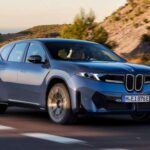 El BMW iX3 será uno de los SUV eléctricos con mayor autonomía, con una batería de 108 kWh que promete hasta 800 km de alcance, superando a competidores como el Mercedes-Benz CLA EV. Con 464 CV y un 0-100 km/h en 4,9 segundos, el iX3 combina potencia y eficiencia. Este modelo también será el primero en incorporar el nuevo sistema iDrive panorámico de BMW, un impresionante sistema de infoentretenimiento de 43,3 pulgadas de longitud, que cambiará la forma en que interactuamos con los vehículos eléctricos.