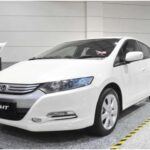 El Honda Insight es un sedán híbrido que combina eficiencia de combustible con una experiencia de conducción cómoda y silenciosa. A diferencia de otros híbridos que priorizan la eficiencia sobre el confort, el Insight equilibra ambos aspectos, ofreciendo una conducción suave y agradable, ideal para viajes largos y conducción urbana. Con una excelente economía de combustible, el Insight rivaliza con los mejores en su clase, ofreciendo una autonomía combinada de ciudad y carretera impresionante. Aunque no tiene la ostentación de otros híbridos, la fiabilidad de Honda lo convierte en una opción sólida y subestimada en el mercado de los híbridos.