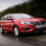 Si estás buscando un coche eléctrico usado que no sea un SUV ni un hatchback, el MG 5 es la opción ideal. Este sedán eléctrico ofrece un gran espacio interior y un maletero de buen tamaño. Los modelos de 2020 cuentan con un motor de 114 kW y una batería de 52 kWh, lo que proporciona una autonomía de hasta 214 millas. Sin embargo, los modelos posteriores a 2021 aumentaron la autonomía hasta 350 millas. Además, el facelift de 2022 le dio un diseño más moderno y atractivo. El MG 5 es una excelente opción si buscas practicidad y eficiencia en un coche eléctrico usado.
