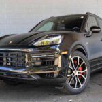 El Porsche Cayenne 2026 redefine la experiencia de conducción de lujo con su impresionante rendimiento y diseño. Con su motor de 3.0L turbo de 6 cilindros que entrega 348 caballos de potencia en la versión base, y el impresionante Turbo GT que alcanza los 650 caballos, este SUV es perfecto para quienes buscan una experiencia deportiva sin perder la comodidad ni el espacio. El Cayenne 2026 es el equilibrio perfecto entre lujo, rendimiento extremo y practicidad, convirtiéndolo en una opción de lujo para los más exigentes.