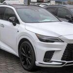 El Lexus RX demuestra que el lujo y la durabilidad pueden ir de la mano. Este SUV premium, que está basado en la Toyota Highlander, se destaca por ofrecer un rendimiento duradero y un diseño elegante. Con una media de más de 250,000 kilómetros, el Lexus RX no solo es elegante, sino también extremadamente fiable. Su confort y estilo clásico lo hacen destacar entre otros SUVs de lujo, mientras que su acabado impecable y la fiabilidad de la marca Lexus garantizan que sus propietarios disfruten de una experiencia de conducción suave y tranquila durante muchos años. Aunque es un modelo de lujo, su durabilidad y bajo costo de mantenimiento lo convierten en una opción sobresaliente para quienes buscan un SUV que dure.