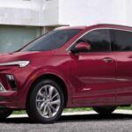 El Buick Encore GX 2025 destaca por su equilibrio entre potencia, eficiencia y conectividad. Equipado con un motor turboalimentado de 1.3 litros y 155 caballos de fuerza, ofrece un rendimiento ágil tanto en la ciudad como en la carretera. Su interior, con una pantalla central de 11 pulgadas y un cluster digital de 8 pulgadas, es completamente compatible con Apple CarPlay® y Android Auto™, brindando una experiencia conectada y moderna. Además, su suspensión independiente y el sistema de parada/despegue desactivable hacen que su manejo sea cómodo y personalizable.