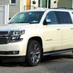 El Chevrolet Suburban completa el podio con una vida útil estimada de 265,732 millas. Conocido por su amplia cabina y su capacidad para transportar grandes cargas, el Suburban sigue siendo uno de los SUV más populares para familias numerosas y para aquellos que necesitan un vehículo capaz de soportar años de uso intensivo. La robustez de su motor y la fiabilidad de su estructura le han permitido mantenerse como un favorito para viajes largos y desplazamientos diarios, todo sin comprometer su longevidad.