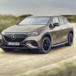 El Mercedes EQE es otro modelo eléctrico que se posiciona como uno de los mejores en términos de autonomía. En su versión 350+ Sport Edition, este elegante sedán eléctrico puede recorrer 429 millas entre cargas, ligeramente superior al BMW i4. Además, el EQE no solo ofrece una autonomía destacada, sino también una lujosa experiencia de conducción, perfecta para aquellos que buscan confort y eficiencia en un vehículo eléctrico.