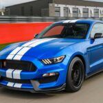 El Ford Mustang Shelby GT350 es la combinación perfecta de potencia americana y rendimiento de pista. Con un motor V8 de 5.2 litros que produce 526 caballos de fuerza, el GT350 ofrece una experiencia de conducción incomparable. Aunque este coche es conocido por su capacidad en circuitos, también es lo suficientemente práctico para el uso diario. Su interior espacioso y maletero razonablemente grande hacen de este Mustang una opción viable para quienes buscan un superdeportivo accesible para el día a día. Los precios de segunda mano suelen rondar los 45,000 dólares, lo que lo convierte en una excelente opción para aquellos que quieren disfrutar del espíritu de Shelby sin pagar precios de superdeportivo.