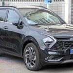 El Kia Sportage híbrido enchufable destaca con una autonomía eléctrica de 34 millas (aproximadamente 54 km). Este SUV compacto ofrece un interior moderno y espacioso, con un enfoque en la comodidad de los pasajeros y la tecnología avanzada. Su tracción total estándar asegura un excelente rendimiento en diversas condiciones de conducción. Es una de las opciones más atractivas del mercado de los SUV híbridos, ofreciendo una gran relación calidad-precio para quienes buscan eficiencia y funcionalidad.