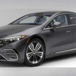 El Mercedes-Benz EQS 2025 es el equivalente eléctrico del famoso sedán de lujo S-Class. Con una autonomía de 390 millas, este vehículo completamente eléctrico ofrece la comodidad y el lujo característicos de Mercedes-Benz, pero con propulsión eléctrica. Su precio de $105,550 coloca al EQS en el segmento de alta gama, pero su calidad de construcción y confort lo justifican completamente. El EQS es conocido por su interior excepcionalmente refinado, un manejo suave y una tecnología de vanguardia, y ha obtenido una calificación de 4.4 por parte de los expertos.