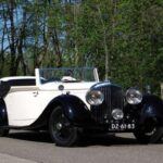 Bentley, conocida por su lujo supremo y su destreza artesanal, es una de las marcas más exclusivas dentro del Grupo Volkswagen. Fundada en 1919, Bentley es sinónimo de gran turismo de lujo, combinando comodidad extrema con un rendimiento sobresaliente. Modelos como el Continental GT y el Flying Spur son la definición de lujo, con interiores que rivalizan con los más elegantes palacios. A lo largo de los años, Bentley ha mantenido su compromiso con la fabricación de vehículos de lujo de altísimo nivel, diseñados para aquellos que buscan la perfección.