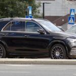 El Mercedes-Benz GLE 2025 es una muestra del compromiso de la marca con el lujo y la innovación. Este SUV ofrece una impresionante gama de características y un interior espacioso que redefine el confort. El GLE está equipado con el sistema de infoentretenimiento MBUX de última generación de Mercedes, que incluye control por voz y opciones de conectividad avanzadas.
En cuanto a rendimiento, la Clase GLE no decepciona gracias a su gama de motores eficientes y la tracción integral 4MATIC opcional. La calidad de marcha se ve aún más mejorada por la suspensión E-Active Body Control opcional, que proporciona una experiencia suave y controlada en cualquier tipo de superficie. La Clase GLE es un SUV versátil y lujoso que satisface tanto al conductor como a los pasajeros.