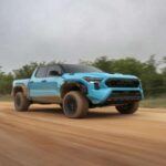 La Honda Ridgeline 2026 es una camioneta que se diferencia de sus competidores por su diseño unibody, que ofrece un viaje mucho más suave que las camionetas tradicionales. Su motor V6 de 3.5L es refinado y económico, lo que la convierte en una excelente opción para quienes buscan una camioneta versátil y fácil de manejar. El compartimento de almacenamiento en la caja (in-bed trunk) sigue siendo una de las mejores características de la Ridgeline, mientras que la puerta trasera de doble acción le da aún más versatilidad.

Puntos fuertes: Confort de SUV, tecnología avanzada, excelente capacidad de carga.

Desventajas: No tiene el “look” de una camioneta tradicional, lo que podría desagradar a los fanáticos del diseño robusto.