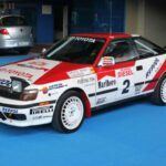 El Toyota Celica GT-Four, producido entre 1986 y 1999, fue diseñado para competir en el Campeonato Mundial de Rally. Equipado con un motor turboalimentado y un sistema avanzado de tracción total, el GT-Four es conocido por su rendimiento y éxito en los rallys. Su estilo distintivo y su éxito en las competiciones lo han convertido en un favorito entre los aficionados al rally. Con el aumento del interés por los coches clásicos de rally, el Celica GT-Four ha ganado aún más respeto por sus capacidades y legado.

Puntos fuertes: Herencia en rally, tracción total, diseño característico.

Desventajas: Puede ser difícil encontrar repuestos originales.