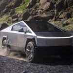 El Tesla Cybertruck es uno de los vehículos más polarizantes del mercado, pero también uno de los más innovadores. Con su exoesqueleto de acero inoxidable casi invulnerable a abolladuras y daños, y una versión de tri-motor que entrega más de 600 caballos de fuerza, el Cybertruck es la camioneta de altas prestaciones que muchos esperaban. La opción de motor dual ofrece un alcance de 330 millas, mientras que la versión de tri-motor lleva la autonomía hasta 340 millas y mejora las capacidades todoterreno. Con su diseño futurista, este camión eléctrico será recordado por todos, ya sea que te enamores de su estilo o lo odies.