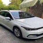 El Volkswagen Golf, un modelo icónico y de alta calidad, no está libre de fallos eléctricos. Uno de los problemas más comunes es un módulo de control de la carrocería defectuoso, que puede provocar una serie de fallos en el tablero de instrumentos y otros problemas electrónicos. Además, baterías muertas debido a problemas de carga defectuosa son frecuentes en este modelo, lo que puede dejar a los conductores varados sin previo aviso. A pesar de ser un coche confiable, la electrónica de los Golf más antiguos y algunos modelos más recientes a veces presentan más problemas de los esperados.