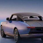 Precio: $28 millones.
Exclusividad: Solo tres unidades disponibles.
El Boat Tail es otra joya en la colección de Rolls-Royce, donde cada modelo fue diseñado de manera personalizada para satisfacer los deseos de sus millonarios propietarios. Con detalles tan exclusivos como una zona de almacenamiento trasera que puede albergar artículos de lujo, como vinos y relojes, este coche se aleja de lo convencional en todos los aspectos.
