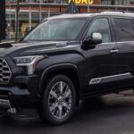La Toyota Sequoia ha sido reconocida por su impresionante vida útil, alcanzando un promedio de 296,000 millas según estudios como los de iSeeCars. Su construcción robusta y su confiabilidad en el largo plazo la convierten en una de las mejores opciones para quienes buscan un SUV capaz de resistir el paso del tiempo y ofrecer un rendimiento consistente. A pesar de su tamaño y la complejidad de sus sistemas, la Sequoia es una de las SUV más resistentes, sin importar las condiciones de conducción.