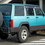 El Jeep Cherokee XJ, producido entre 1984 y 2001, fue un cambio de paradigma para los SUV de su época. Con su construcción monocasco, una innovación que rompió con los diseños tradicionales de carrocería sobre bastidor, el XJ ofreció un equilibrio perfecto entre ligereza, maniobrabilidad y capacidades todoterreno. Sin embargo, aunque este modelo fue un referente, hoy en día está desfasado frente a los nuevos Cherokee, que han adoptado un diseño más moderno, aunque a costa de perder algo de la esencia 