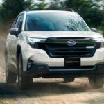 El Subaru Forester 2026 se presenta como el SUV ideal para quienes buscan fiabilidad, no lujo. Con su motor atmosférico de 2.5 L y 180 caballos de fuerza, o la opción híbrida con 194 caballos, el Forester destaca por su tracción integral permanente, lo que garantiza su rendimiento en cualquier terreno. Subaru sigue apostando por su famosa durabilidad, con materiales diseñados para resistir el uso diario y condiciones difíciles. Además, el paquete EyeSight de asistencias de seguridad y su capacidad de remolque mejorada hasta los 1,588 kg hacen de este modelo una opción segura y resistente.
