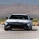 El Hyundai Ioniq 5 2025 es un SUV eléctrico que no solo destaca por su diseño futurista y tecnología avanzada, sino también por sus características de seguridad de última generación. Equipado con Asistencia de Evitación de Colisión en el Punto Ciego, Asistencia de Conducción en Carreteras y funcionalidad Vehicle-to-Load (V2L), el Ioniq 5 asegura una experiencia de conducción confiable y segura. Su estructura de batería robusta y su excelente calificación en pruebas de choque refuerzan su fiabilidad y protección para los pasajeros, convirtiéndolo en una opción destacada dentro de los SUV eléctricos.