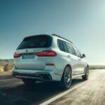 El BMW X5, con un precio inicial de $67,475, es un SUV de lujo que puede ser atractivo, pero no es ideal para los jubilados. Además de su alto precio de compra, los costos de mantenimiento y reparación son elevados debido a las piezas exclusivas alemanas que requieren. Las personas mayores, que suelen buscar vehículos con costos operativos bajos, deberían considerar opciones más económicas y fáciles de mantener.