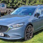 El Mazda6 2021 se distingue por su enfoque en la conducción dinámica y su sensación de lujo. Con una dirección precisa y una suspensión refinada, el Mazda6 ofrece una experiencia de manejo deportiva, lo que lo convierte en una excelente opción para quienes disfrutan de una conducción más envolvente. Su diseño interior es sofisticado, con materiales de primera calidad y una disposición centrada en el conductor. El sistema de infoentretenimiento es compatible con Apple CarPlay y Android Auto, lo que garantiza una conectividad perfecta. Sin duda, el Mazda6 sigue siendo un sedán que equilibra confort y performance.