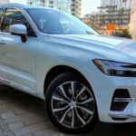 El Volvo XC60 Recharge se posiciona como uno de los SUV híbridos enchufables más completos del mercado, con una autonomía eléctrica de hasta 35 millas (56 km). Su sistema de propulsión T8, que combina un motor turboalimentado con un motor eléctrico, garantiza una conducción potente y suave. El diseño interior minimalista de Volvo, junto con su tecnología avanzada de seguridad, hace de este SUV una opción destacada en el segmento de los vehículos híbridos de lujo. Ideal para aquellos que buscan un SUV familiar con un toque de distinción y eficiencia.