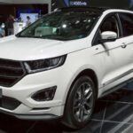 El Ford Edge 2017 es una SUV de tamaño mediano que impresiona por su calidad de manejo y eficiencia de combustible. Su diseño interior permite que tres adultos se sienten cómodamente en el asiento trasero, y su equipamiento de seguridad es completo, con airbags frontales y laterales, además de ABS. También destaca su sistema Ford Sync, que permite realizar llamadas de emergencia si se detecta un accidente. El precio de este modelo varía entre $9,000 y $13,000, dependiendo del nivel de equipamiento. Este SUV es ideal para quienes buscan un balance entre confort y características tecnológicas.