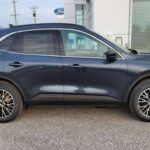 El Ford Escape Plug-In Hybrid 2025 ofrece una increíble eficiencia de combustible gracias a su combinación de motor de gasolina, motores eléctricos y batería recargable. Este SUV híbrido, con una pantalla táctil de 13,2 pulgadas y el sistema de seguridad Ford Co-Pilot360, se convierte en una opción muy completa. El precio de su versión FWD estándar ahora comienza en $38,400, mientras que el modelo Active se ofrece desde $28,150, lo que lo hace accesible a un público más amplio. Con la reducción de precio, el Escape Plug-In Hybrid se vuelve una excelente opción para quienes buscan eficiencia sin sacrificar potencia y tecnología.