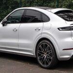 El 2025 Porsche Cayenne E-Hybrid combina la impresionante potencia y rendimiento de un Porsche con la eficiencia de un híbrido. Con un motor V6 de 3.0L combinado con un motor eléctrico, ofrece 455 caballos de fuerza y un rendimiento de combustible de 19 MPG combinado. El interior cuenta con materiales premium y un sistema de infoentretenimiento avanzado, mientras que su capacidad de maletero de 27.3 cu.ft. asegura una gran practicidad. A partir de $86,800, el Cayenne E-Hybrid es perfecto para quienes buscan una experiencia deportiva y lujosa sin sacrificar eficiencia.

Puntos fuertes: Potencia híbrida, lujo práctico, rendimiento de alto nivel.
Consejo: Perfecto para conductores que buscan una SUV que combine elegancia y eficiencia en un solo paquete.
