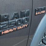 El Ram 2500 es una excelente opción para quienes buscan un camión resistente sin la excesiva capacidad del 3500. Con un 26,3% de probabilidad de alcanzar las 250,000 millas, este modelo ofrece una mezcla perfecta de durabilidad y versatilidad. Sus motores HEMI y Cummins están diseñados para resistir el desgaste y mantener el rendimiento durante años. Con un buen mantenimiento, el Ram 2500 es un vehículo de larga duración que se adapta a diversas necesidades.

Puntos fuertes: Potentes motores HEMI y Cummins, durabilidad superior.

Consejo: Si necesitas un camión con capacidad industrial pero más accesible que el 3500, el 2500 es una elección sólida.