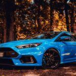 La visibilidad es clave para una conducción segura, pero algunos modelos de Ford han sido criticados por sus defectos de diseño en este aspecto. Los pilares gruesos, las líneas de cintura altas y las ventanas pequeñas pueden crear puntos ciegos importantes, lo que hace que sea más difícil ver otros vehículos, peatones y obstáculos.

Esto es especialmente problemático en entornos urbanos, donde a menudo se requiere maniobrar en espacios reducidos. Si prefieres una vista clara y sin obstrucciones de la carretera, podrías encontrarte esforzándote por ver lo que está a tu alrededor en algunos vehículos Ford.

Puntos destacados: Puntos ciegos, diseño poco optimizado para visibilidad.