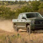 Fiabilidad japonesa para trabajos duros
La Toyota Tundra ha sido una de las camionetas más confiables en el mercado, especialmente con su motor V8 de 5.7 litros. Los propietarios de Tundra a menudo reportan que sus vehículos alcanzan más de 300,000 millas con mantenimiento básico, lo que resalta la fiabilidad y durabilidad de este modelo.

Toyota ha seguido un enfoque conservador en el diseño de la Tundra, lo que significa que las actualizaciones de plataforma no son tan frecuentes y los propietarios tienen tiempo para conocer el vehículo a fondo. Su transmisión, suspensión y combinación de motores se han mantenido constantes, lo que reduce la posibilidad de sorpresas.

Por qué es confiable: Diseño conservador, con menos cambios y más tiempo para conocer el vehículo.