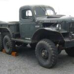 Una camioneta con legado militar y gran resistencia
Introducida después de la Segunda Guerra Mundial, la Dodge Power Wagon se basaba en los camiones militares usados durante el conflicto. Su diseño robusto y su capacidad de tracción en las cuatro ruedas la convirtieron en una camioneta instantáneamente popular entre aquellos que buscaban un vehículo resistente y fiable.

Particularmente los modelos de los años 60 son altamente apreciados por su construcción robusta y simplicidad mecánica, lo que facilitaba el mantenimiento. La fama de durabilidad del Power Wagon fue tal que sigue influyendo en el diseño de camionetas actuales.

Por qué es legendaria: Su origen militar y capacidad para enfrentar terrenos difíciles y trabajos exigentes.