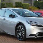 La fiabilidad híbrida por excelencia
El Toyota Prius ha sido un referente en el mundo de los híbridos desde su lanzamiento. Reconocido por su fiabilidad en flotas de taxis, el Prius ha demostrado ser capaz de resistir el uso intensivo de manera sobresaliente. Su sistema híbrido optimiza el consumo de combustible y distribuye la carga entre el motor y el motor eléctrico, lo que reduce el estrés en los componentes.

Las baterías del Prius tienen una vida útil mucho mayor de lo que muchos pensaban, y el mantenimiento es sencillo. Los materiales interiores son fáciles de limpiar, y la tecnología de regeneración de frenos también contribuye a un menor desgaste de los componentes. Es el coche ideal para aquellos que buscan economía y fiabilidad.

Por qué es confiable: Su sistema híbrido ha demostrado ser extremadamente eficiente y duradero, ideal para el día a día.